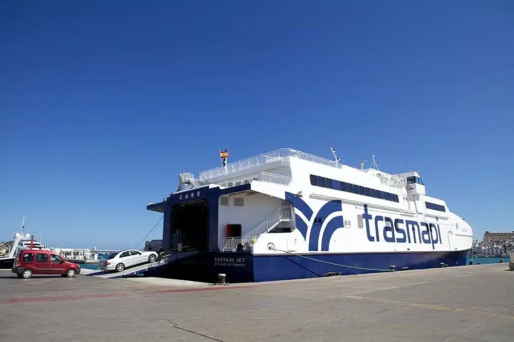 ferry trasmapi voitures ibiza formentera Voitures embarquant dans un ferry Trasmapi au port d'Ibiza pour Formentera