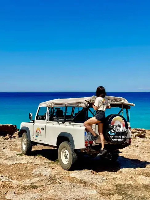 formentera 4x4 2 Land Rover Defender garé au bord de la falaise à Formentera
