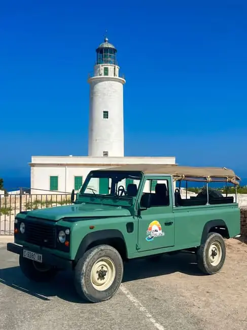 formentera 4x4 3 Land Rover Defender d'excursion devant le phare de La Mola