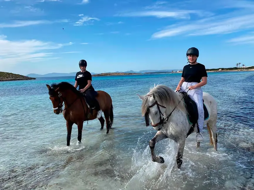 formentera cheval 2 Deux cavaliers à cheval dans l'eau turquoise à Formentera