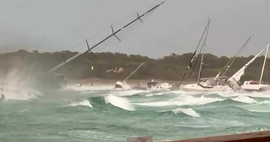 Voiliers drossés par les vagues pendant la tempête du 14 août 2024 à Formentera