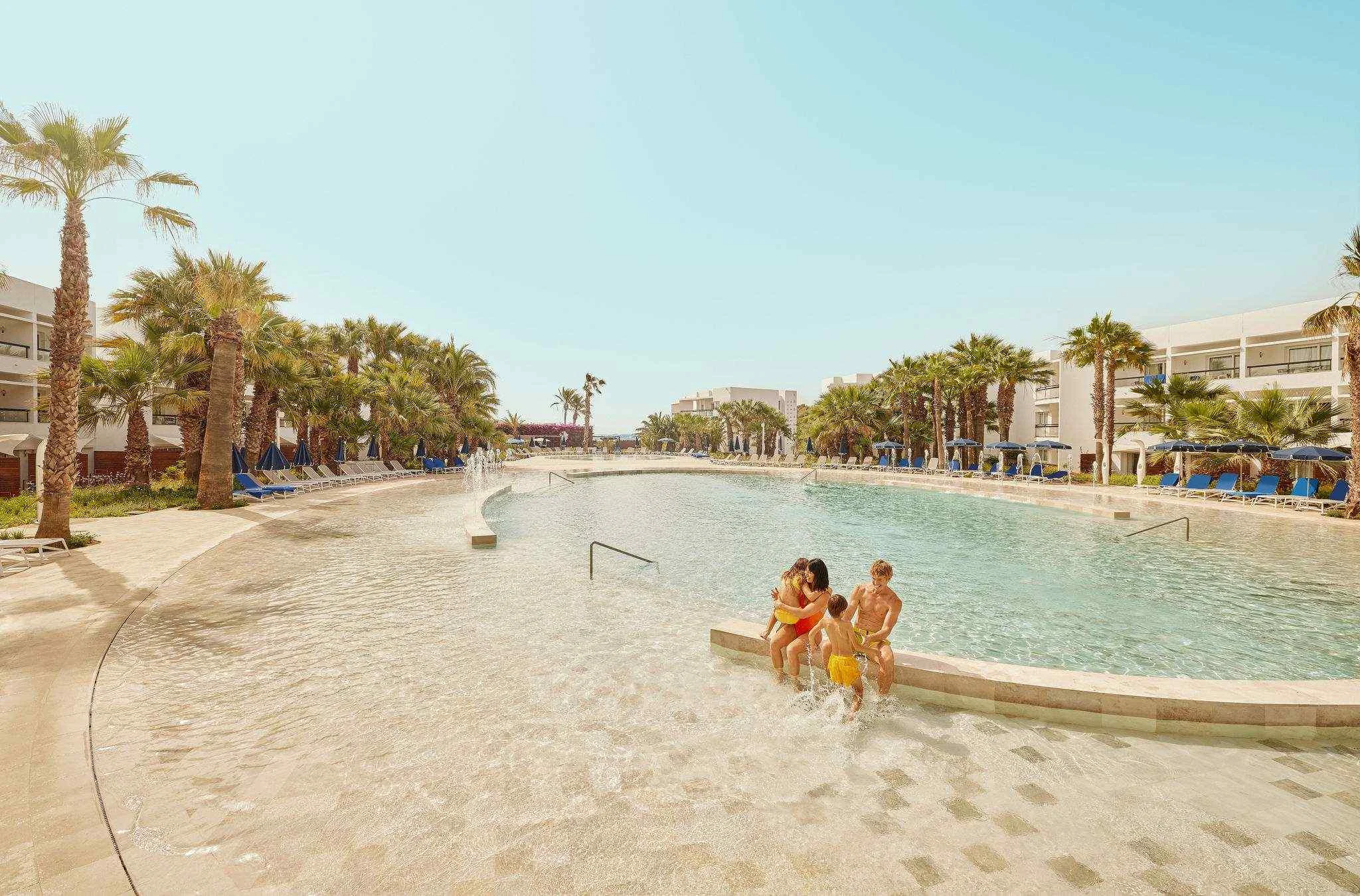 grand palladium select palace ibiza piscine lagon famille famille dans la piscine lagon du Grand Palladium Select Palace Ibiza