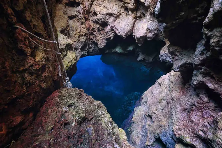 Entrée de la grotte sous-marine Cueva de la Luz à Ibiza