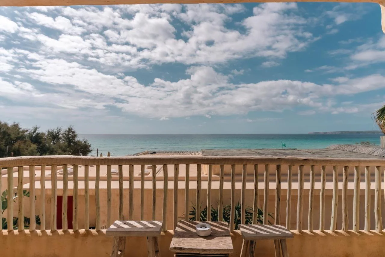 Balcon d'une chambre du Hannah Formentera face à la plage de Migjorn