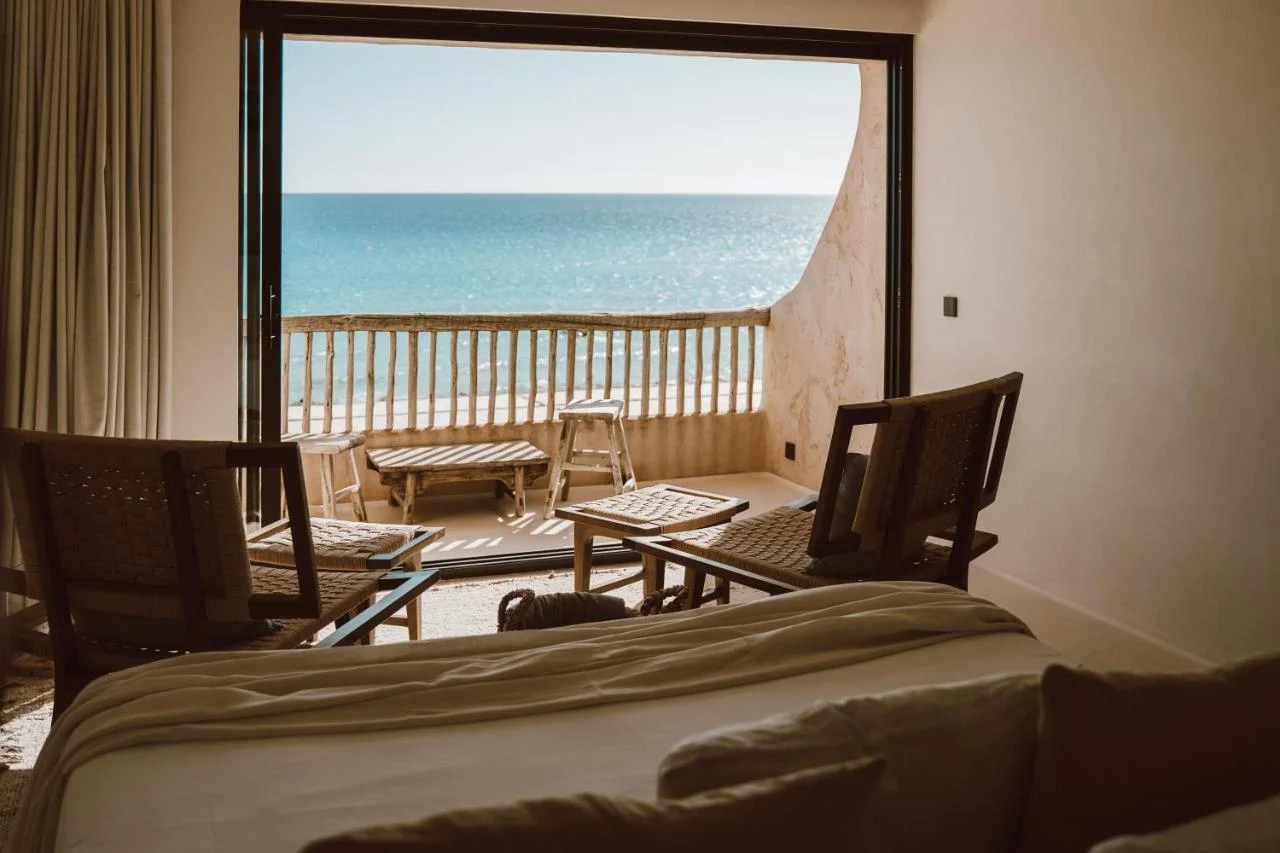 Chambre du Hannah Formentera ouverte sur une terrasse face à la mer