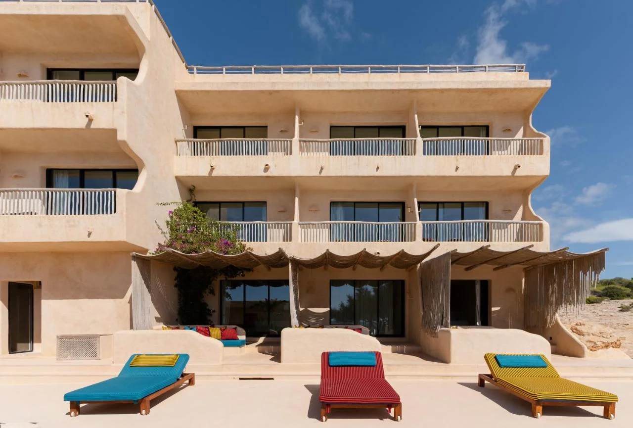 hannah formentera facade transats Façade de l'hôtel Hannah Formentera et ses transats colorés face à la plage d'Es Arenals