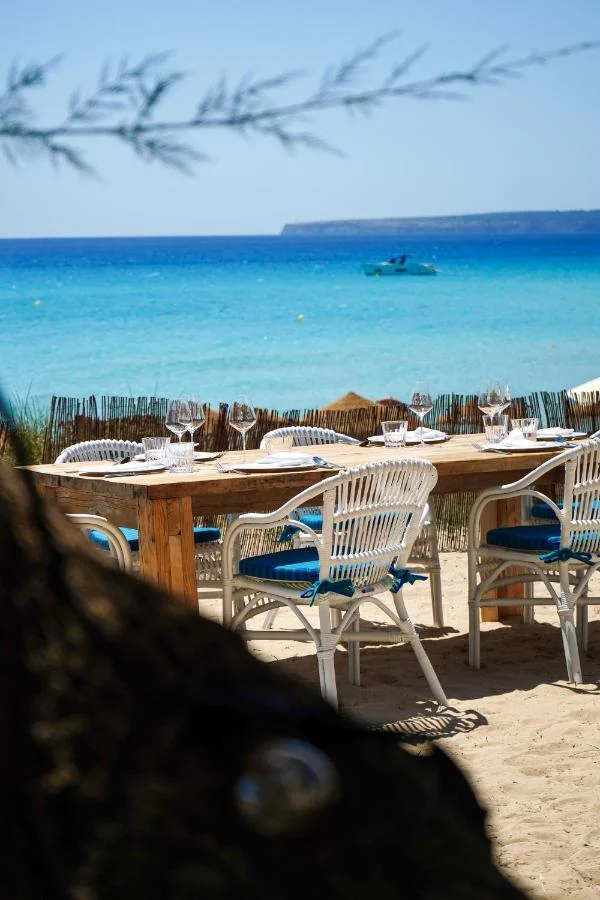 Table du restaurant du Hannah Formentera en terrasse au-dessus de la mer