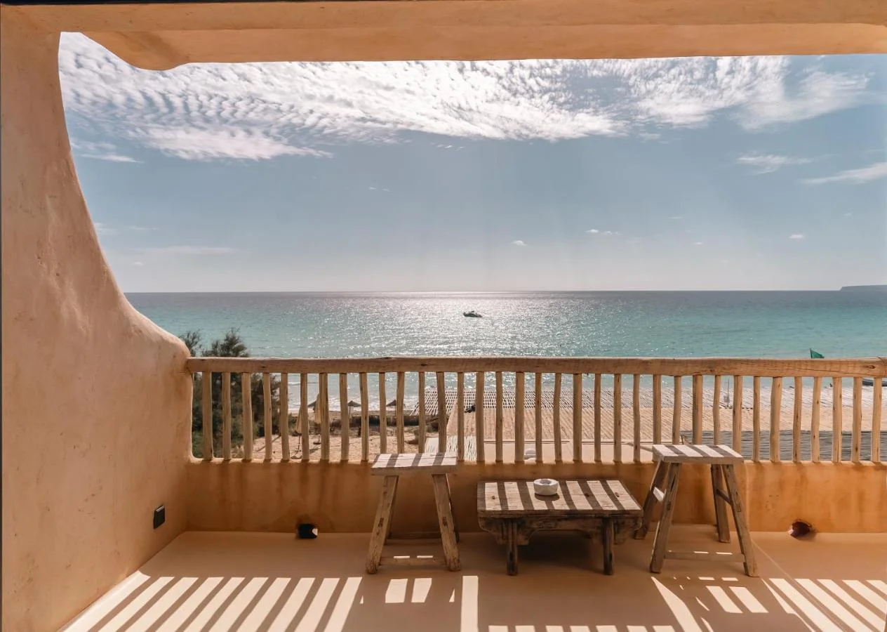 Grande terrasse d'une suite du Hannah Formentera avec vue sur la Méditerranée