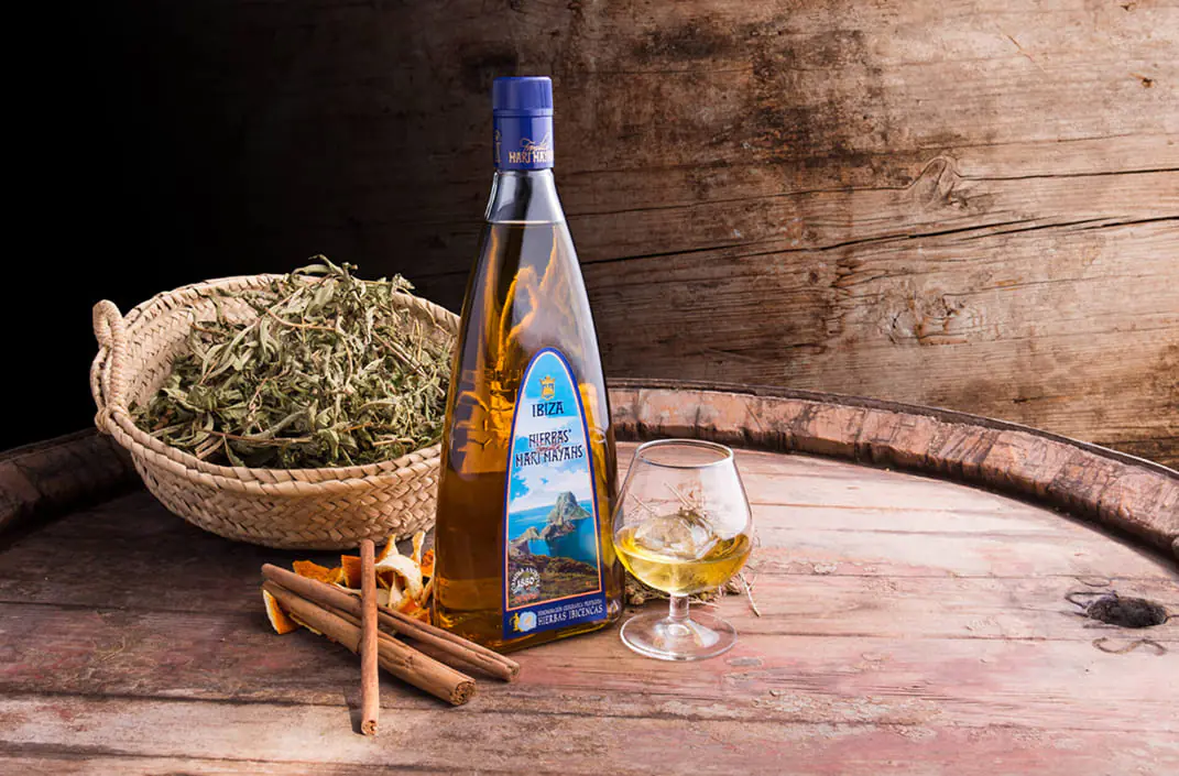 Bouteille de hierbas ibicencas, herbes séchées et verre de liqueur