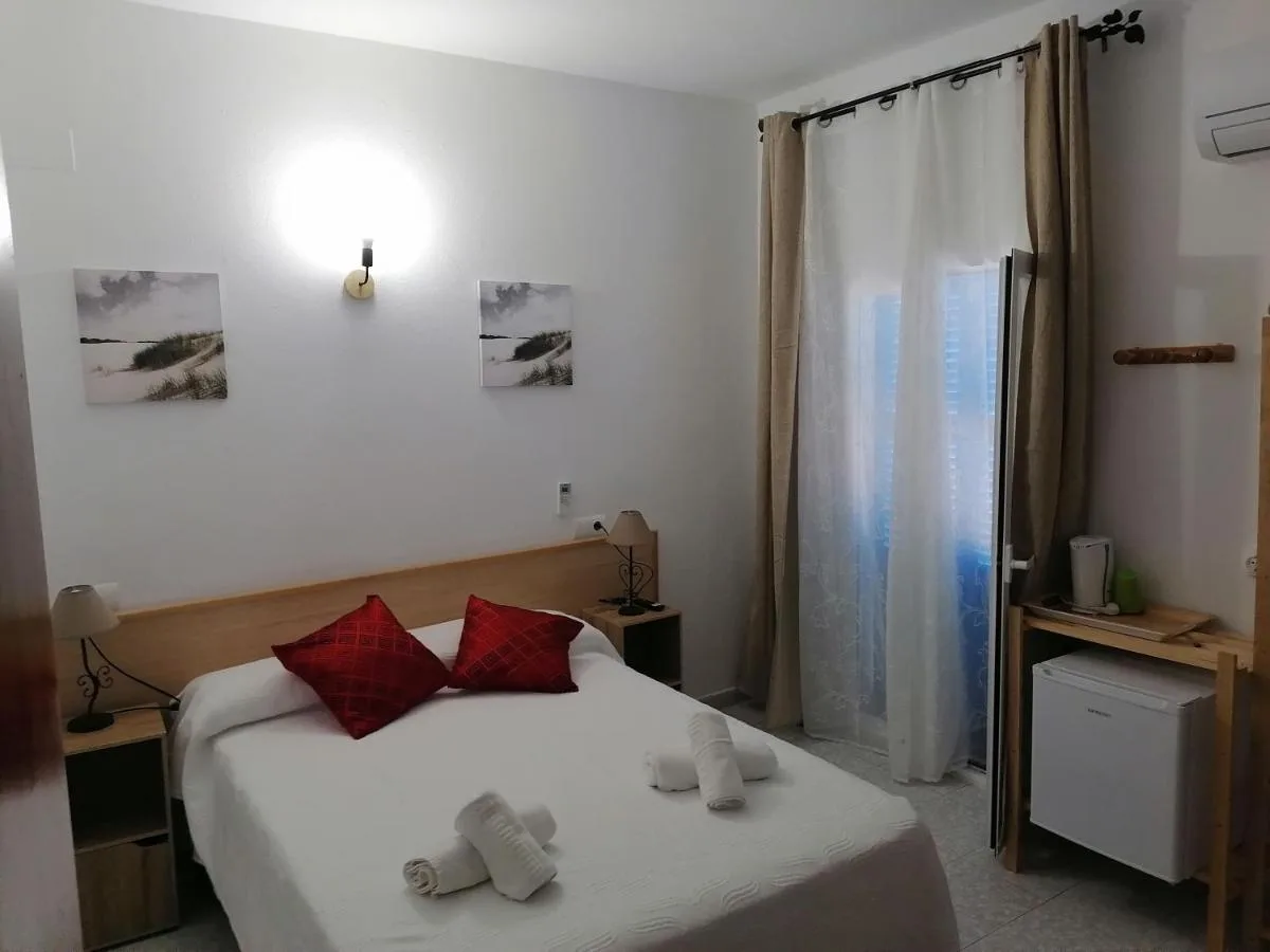 hostal pepe sant ferran formentera chambre double Chambre double de l'Hostal Pepe avec coussins rouges, Sant Ferran