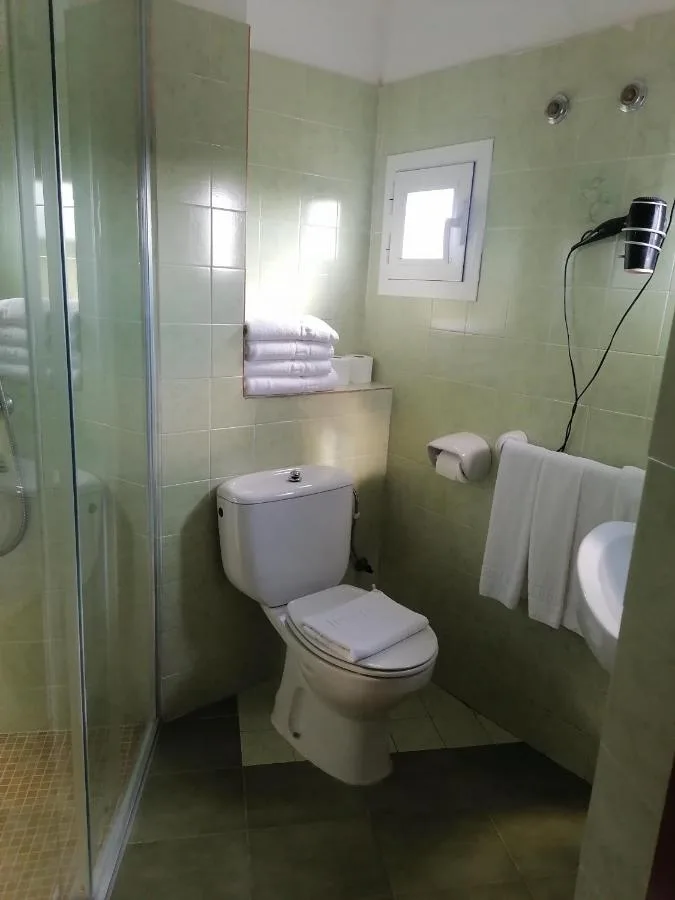 hostal pepe sant ferran formentera salle de bain Salle de bain avec douche de l'Hostal Pepe