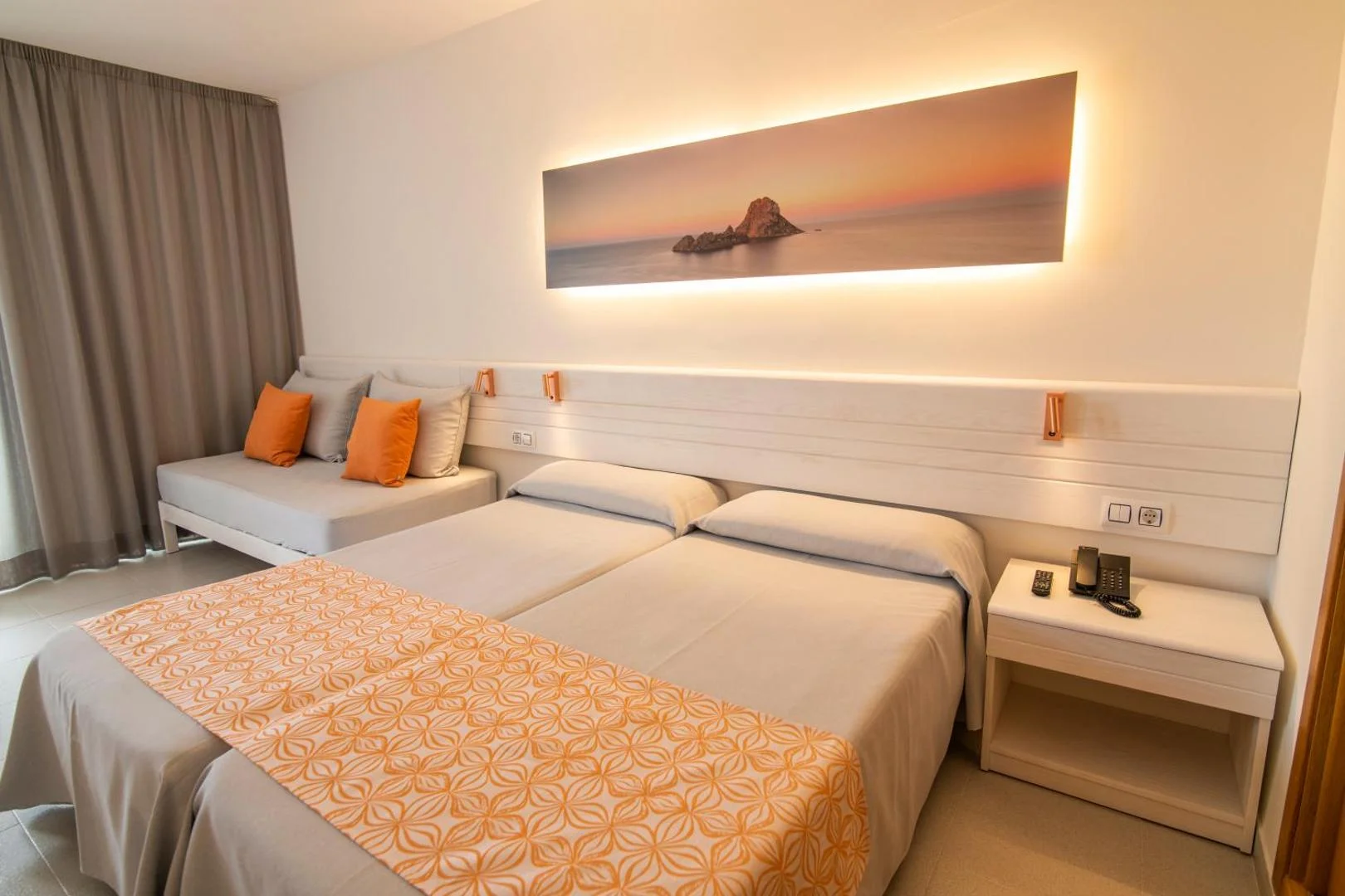 hotel caribe ibiza es canar chambre chambre avec canapé de l'Hotel Caribe Ibiza
