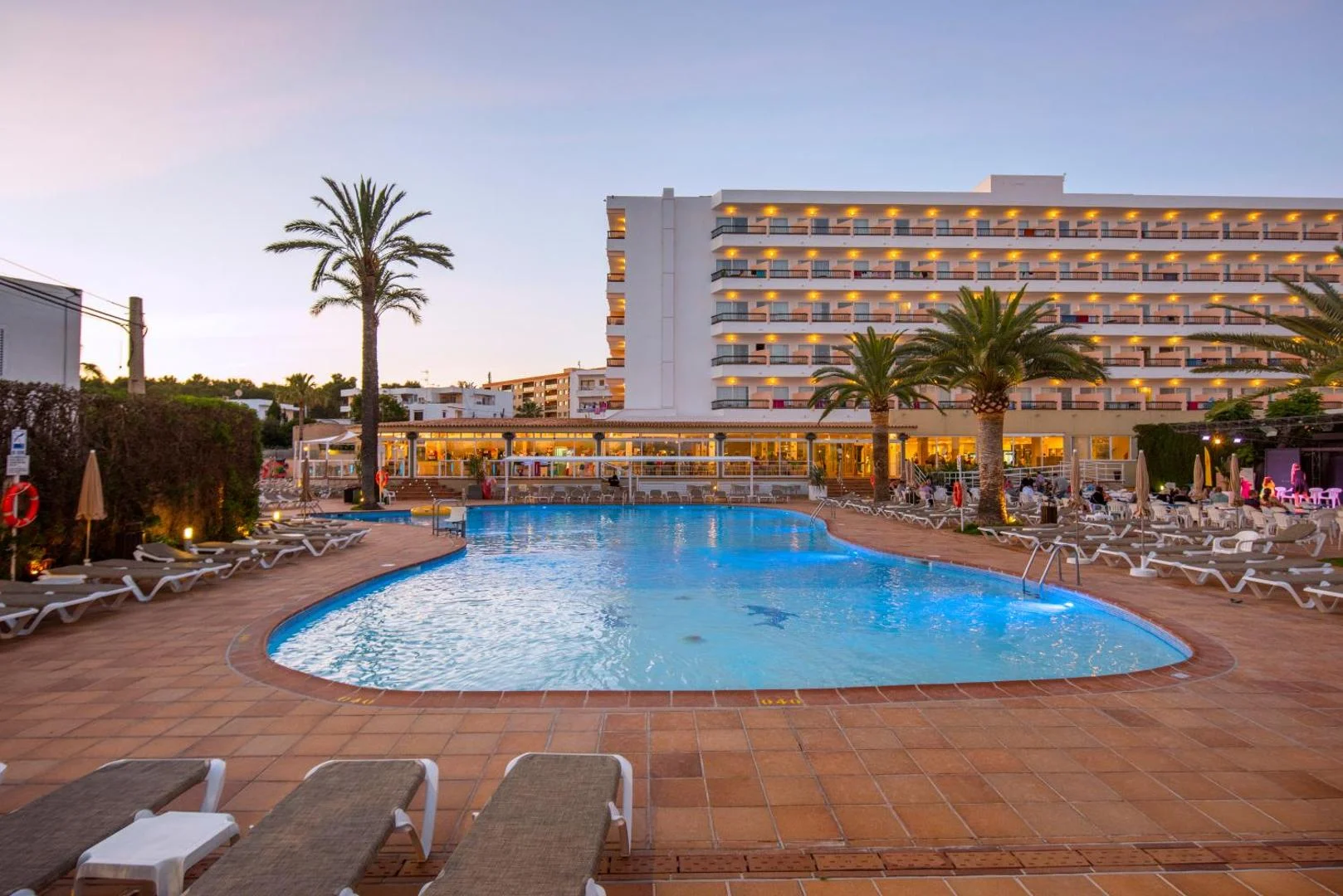 hotel caribe ibiza es canar piscine soir seconde piscine de l'Hotel Caribe Ibiza en soirée