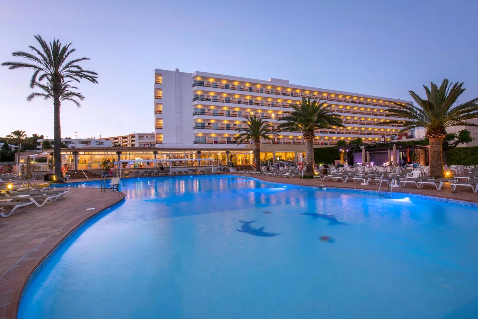 hotel caribe ibiza es canar piscine piscine de l'Hotel Caribe Ibiza à Es Canar au coucher du soleil
