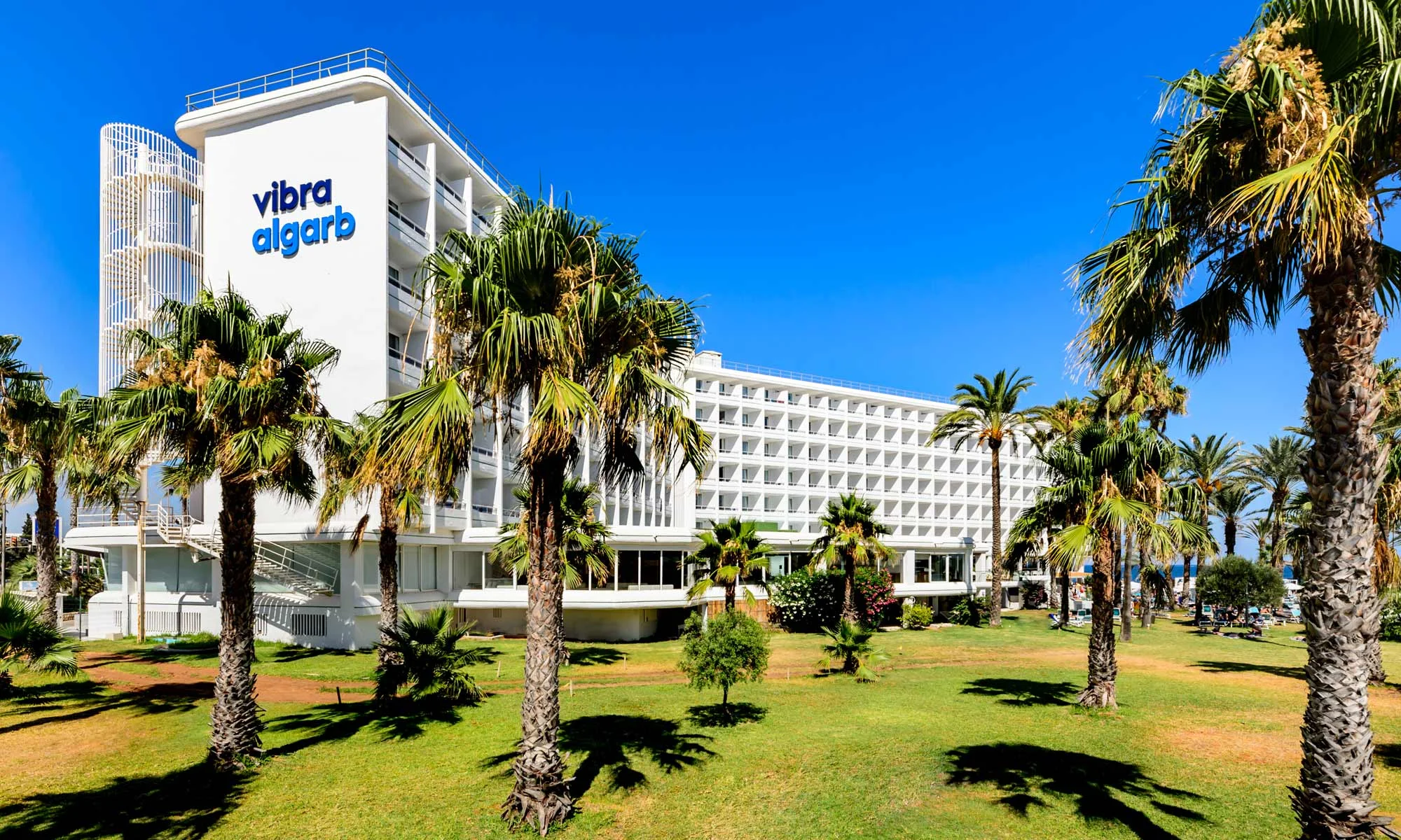 hotel vibra algarb playa den bossa facade façade et jardin de l'Hotel Vibra Algarb à Playa d'en Bossa