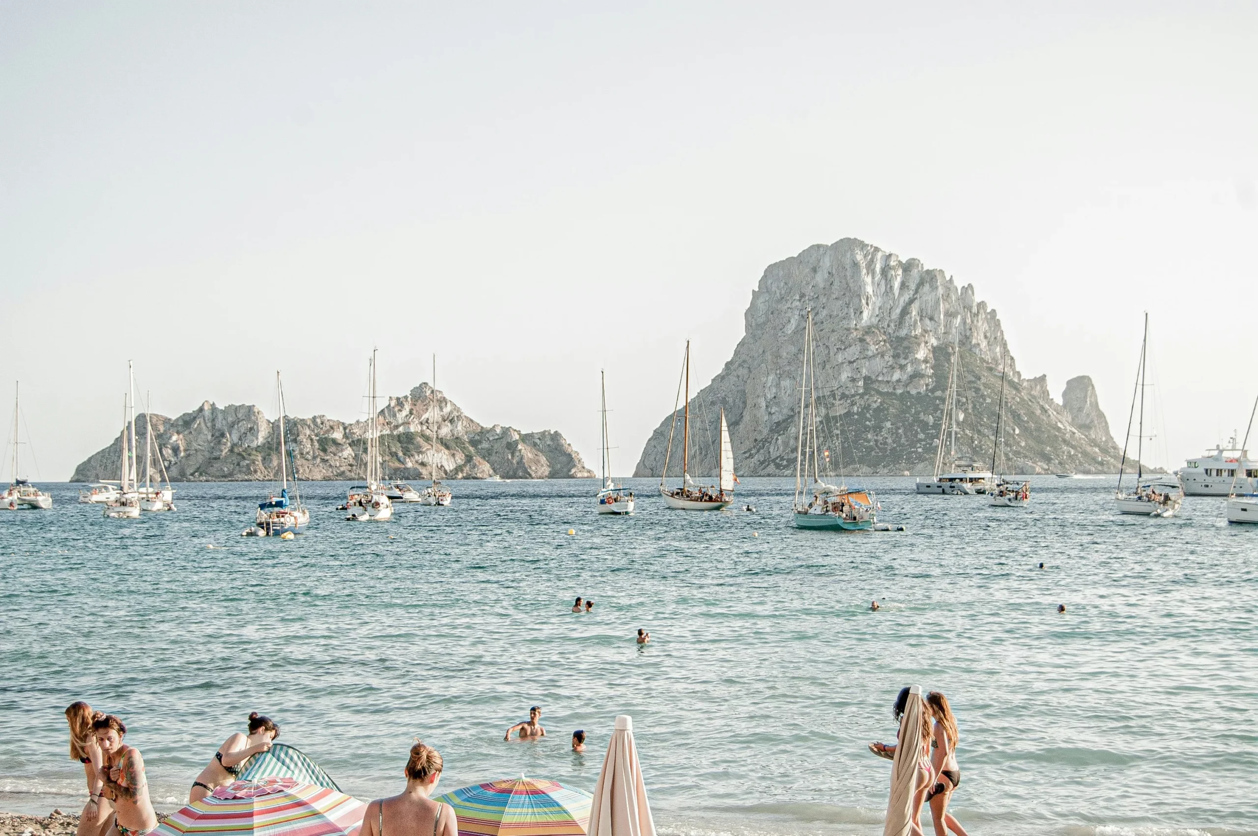 ibiza cala dhort es vedra voiliers scaled Plage de Cala d'Hort face au rocher d'Es Vedrà et à Es Vedranell, voiliers au mouillage, Ibiza