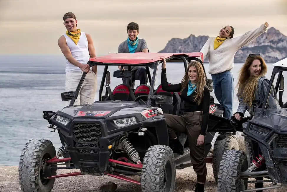 ibiza visite guidee en buggy 2 Groupe d'amis posant avec des buggys lors d'une excursion à Ibiza