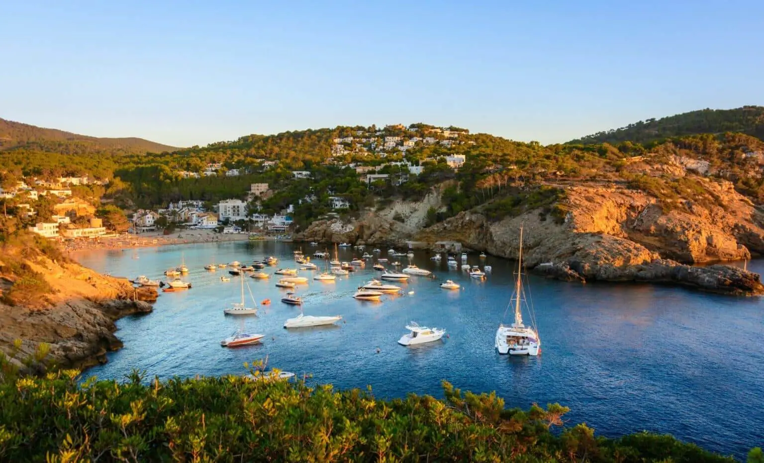 Baie de Cala Vadella et voiliers au coucher du soleil