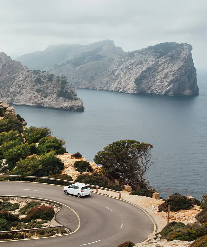 imagen coche entreislas Route en lacets au-dessus de la côte nord d'Ibiza