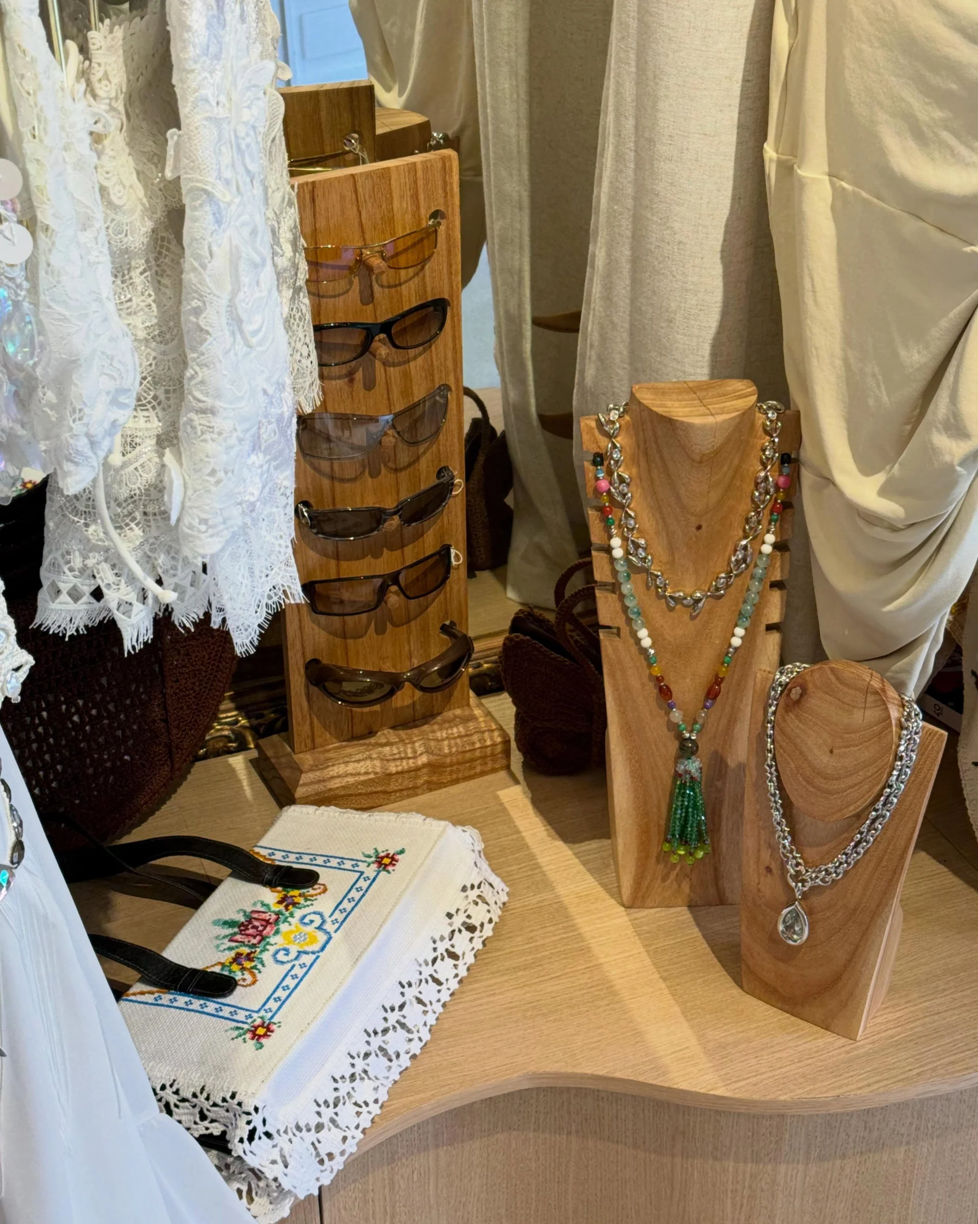 islae ibiza bijoux accessoires Colliers, lunettes et sacs brodés présentés chez Islae Ibiza