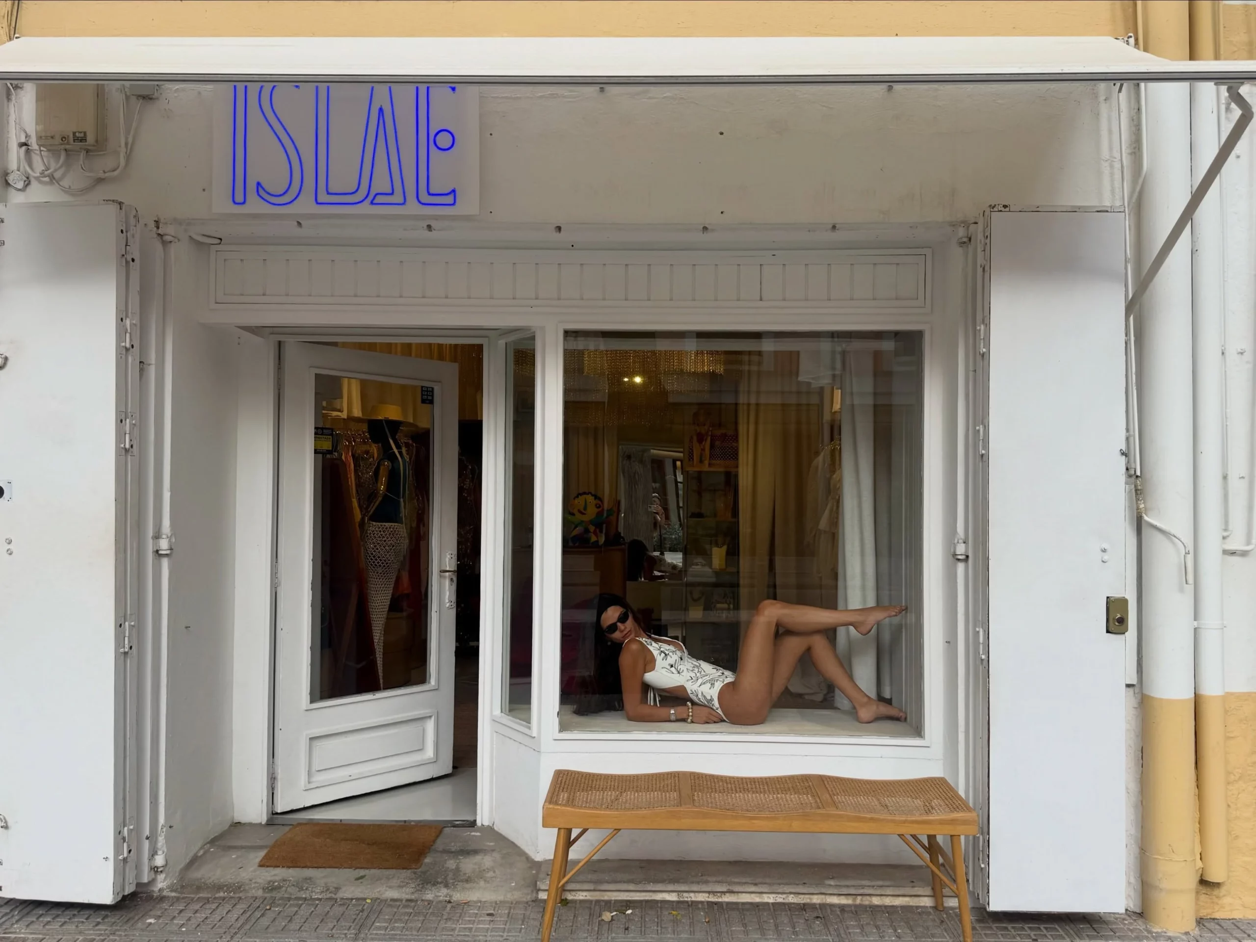 islae ibiza facade boutique scaled Façade blanche de la boutique Islae à Ibiza, face au Teatro Pereyra