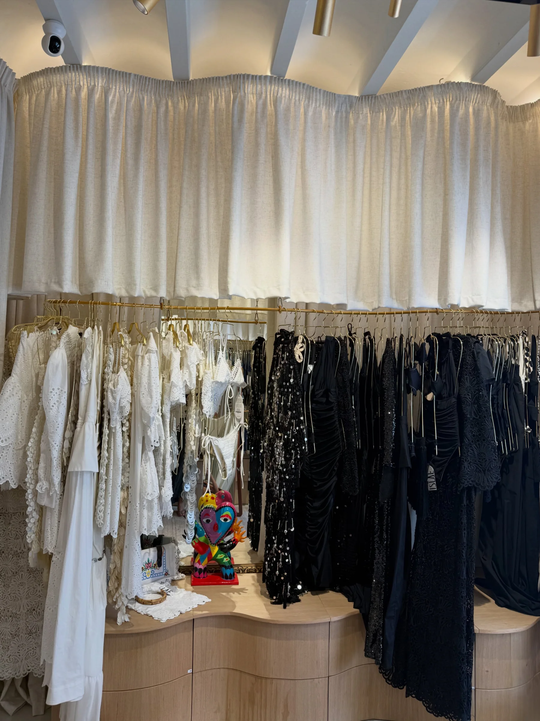 islae ibiza interieur portants Portants de robes blanches et noires dans la boutique Islae à Ibiza