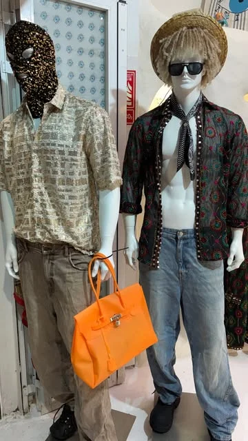 jeffreys ibiza boutique chemises Chemises imprimées et sac orange en vitrine chez Jeffrey's Ibiza