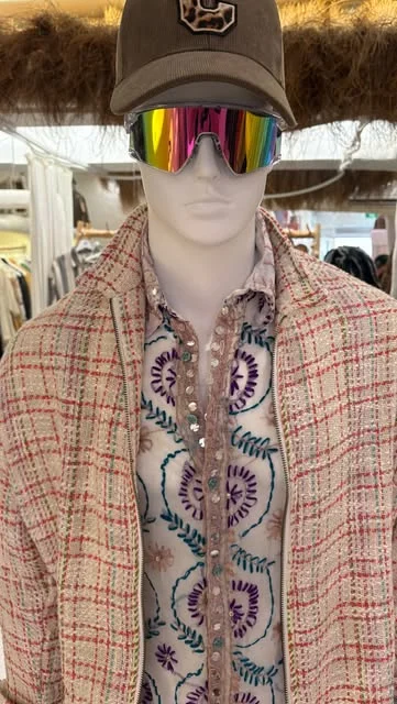 jeffreys ibiza chemise brodee Chemise brodée et veste à carreaux sur un mannequin chez Jeffrey's Ibiza