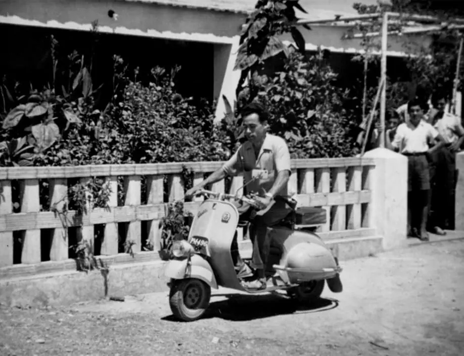 Homme en Vespa devant Las Dalias, photo d'archive en noir et blanc