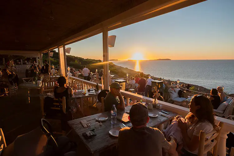 latorre Terrasse de l'Hostal La Torre au coucher du soleil sur la falaise