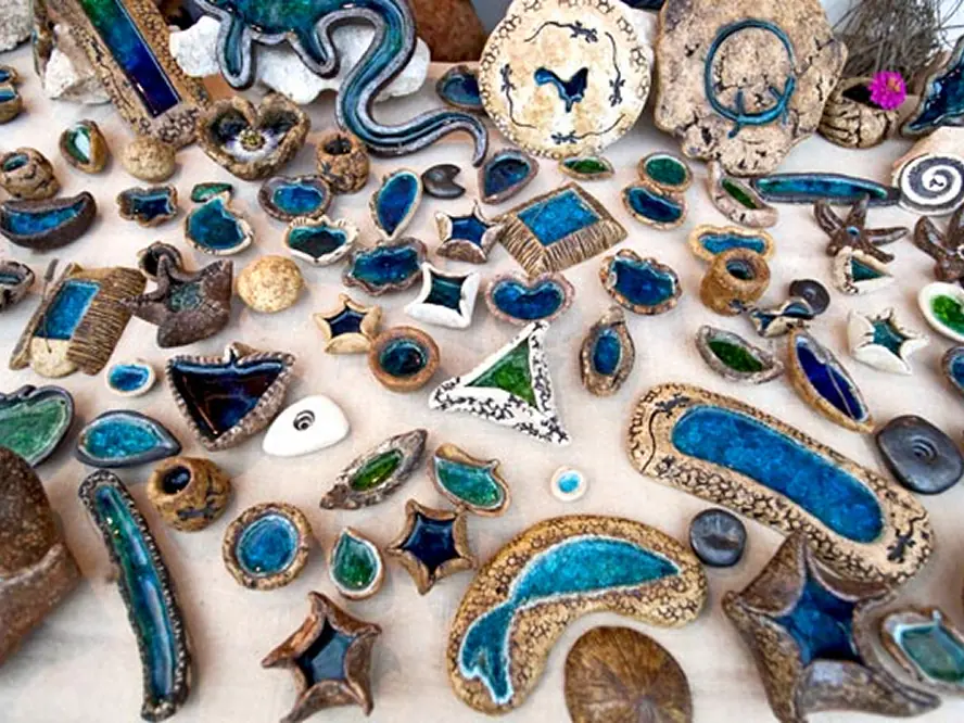 Céramiques artisanales colorées sur un stand de marché à Formentera
