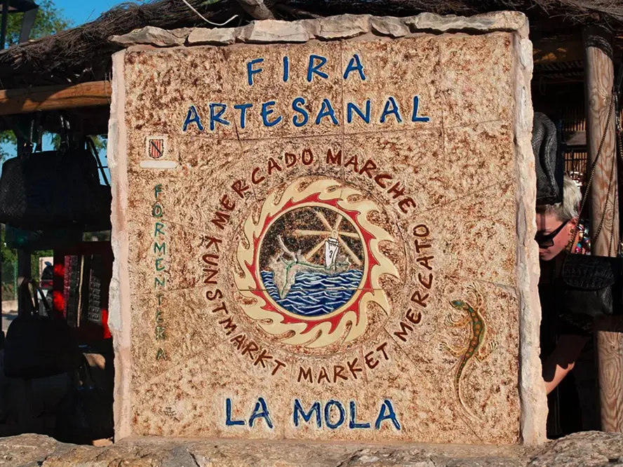 Panneau en pierre de la Fira Artesanal de La Mola à Formentera