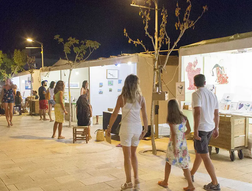 marche formentera 3 Promeneurs entre les stands d'un marché artisanal nocturne à Formentera