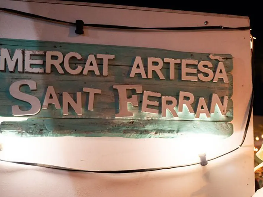 Enseigne lumineuse du Mercat Artesà de Sant Ferran à Formentera