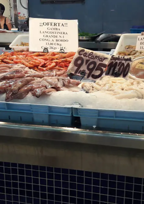 Étal de poissons et crustacés au marché d'Ibiza