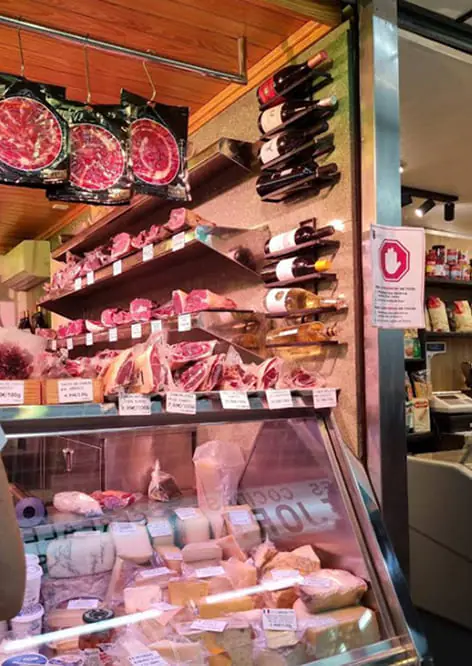 Étal de charcuterie et de viandes dans un marché couvert d'Ibiza