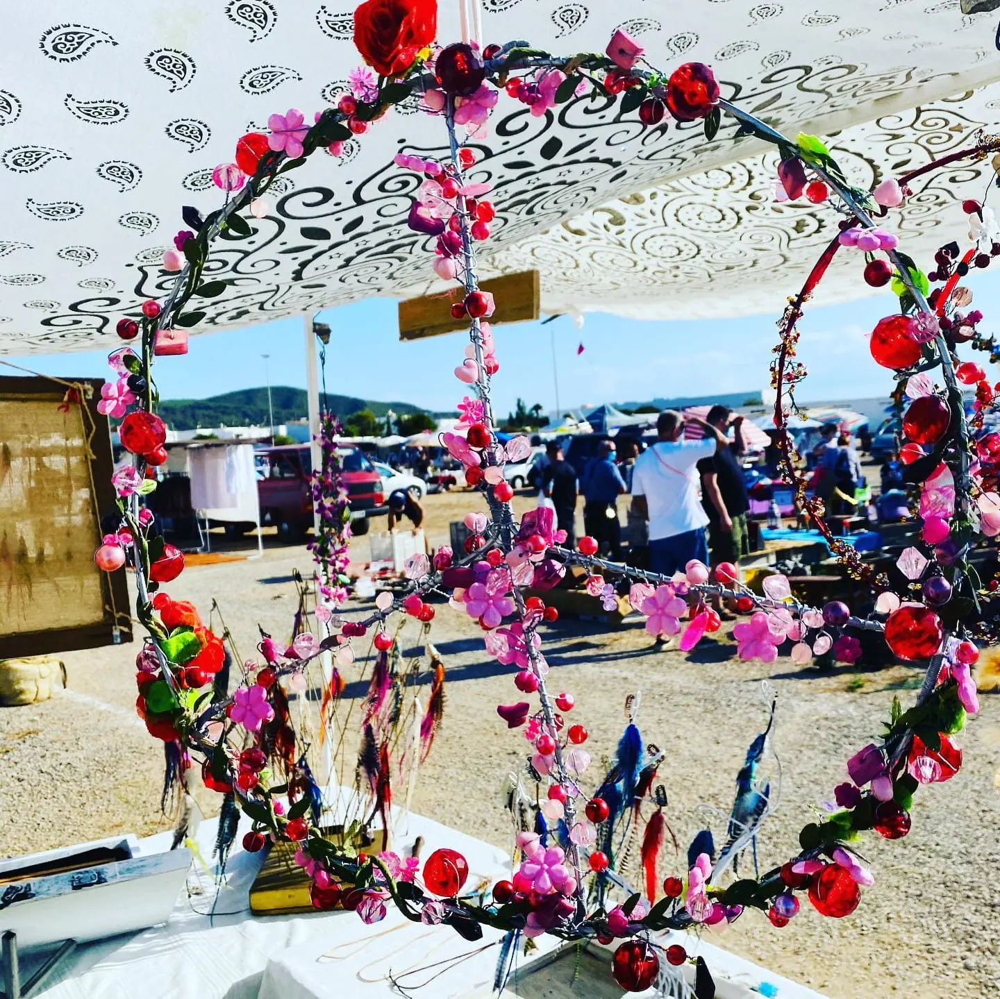 Attrape-rêves fleuri sur un stand du Mercadillo de Sant Jordi à Ibiza