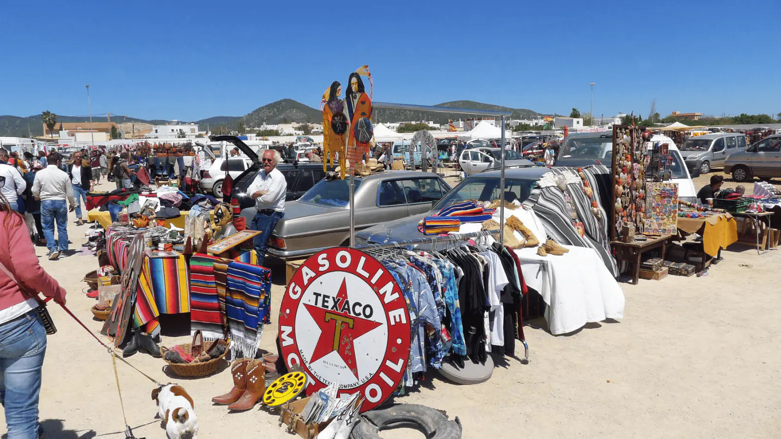 Stands de brocante et vêtements vintage au Mercadillo de Sant Jordi