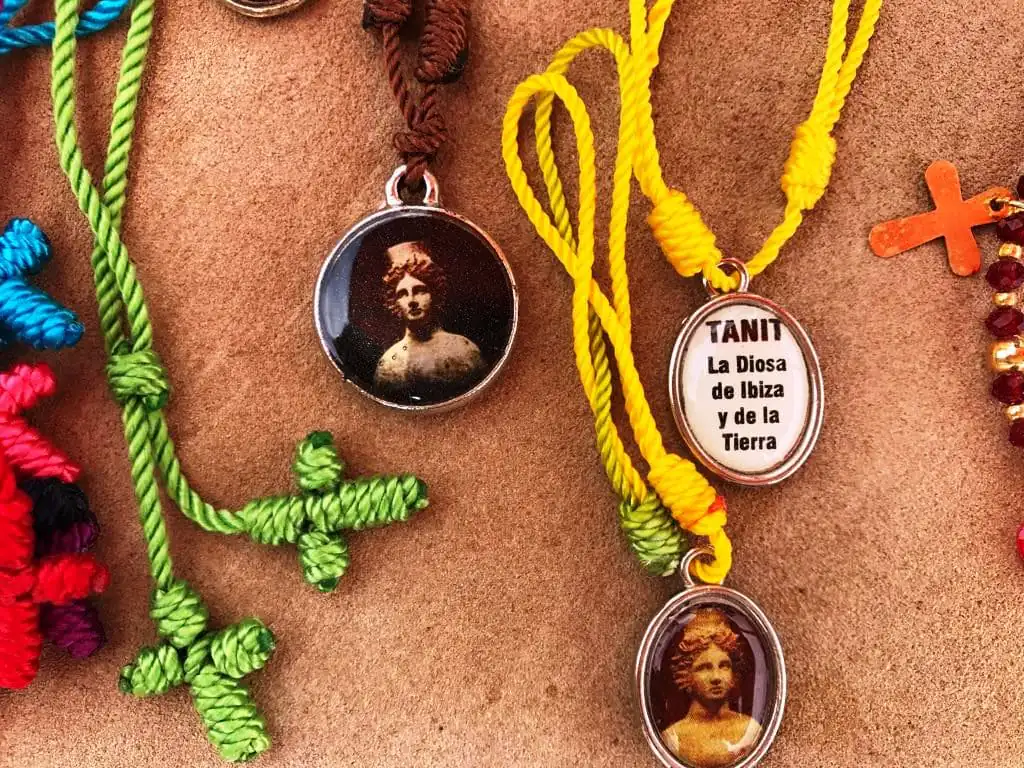 Colliers et médailles artisanaux vendus au Mercadillo de Sant Jordi