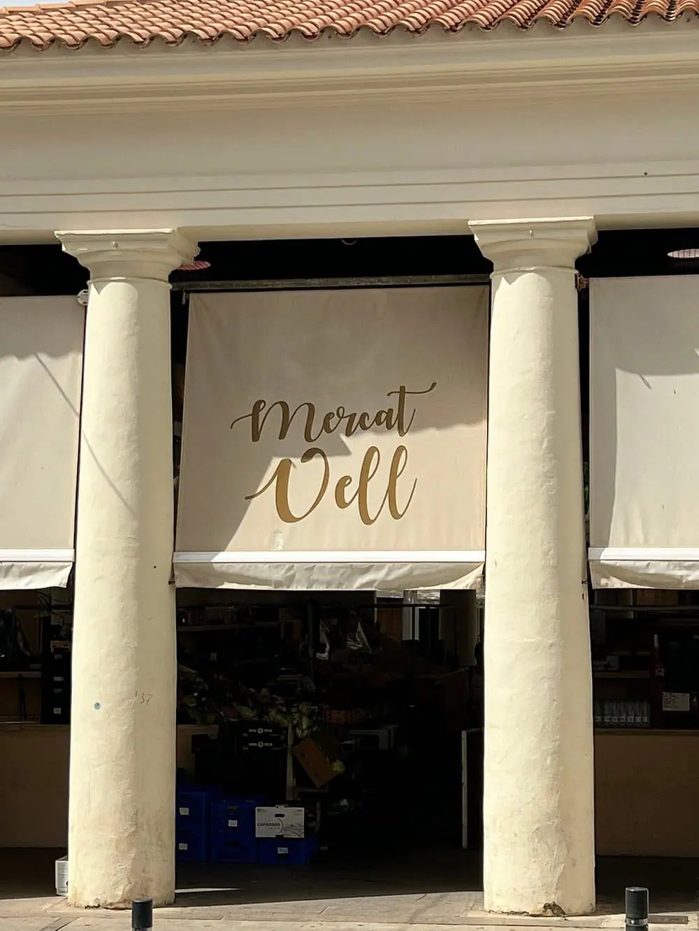 Entrée à colonnes du Mercat Vell à Ibiza ville