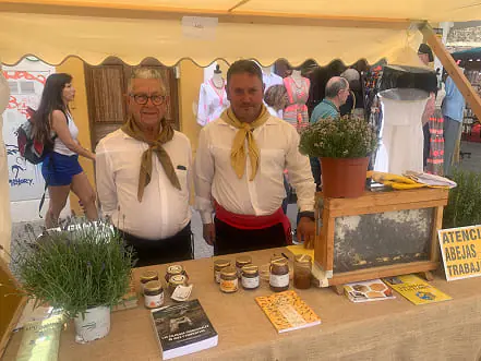 Producteurs de miel en tenue traditionnelle sur un stand de marché à Formentera