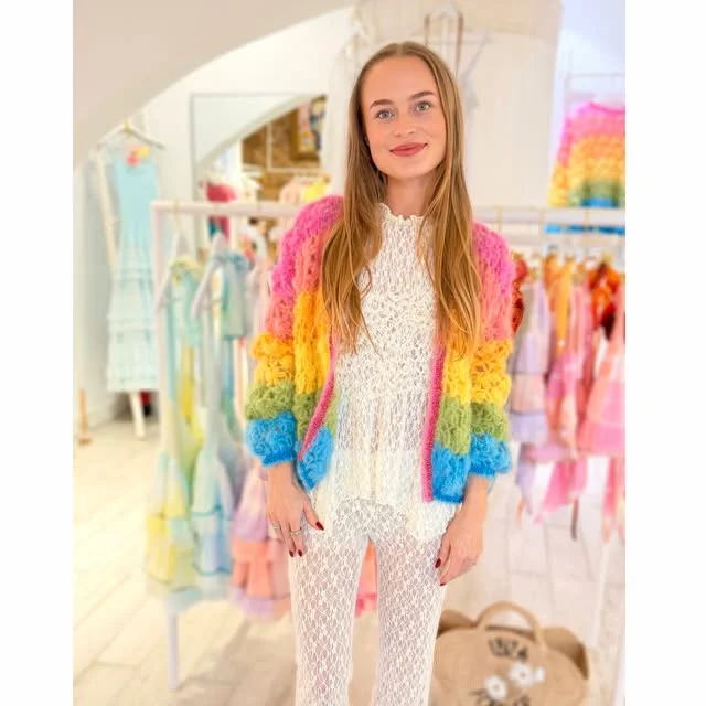 mirage beachwear ibiza veste maille Veste en maille arc-en-ciel de Mirage Beachwear portée à Ibiza