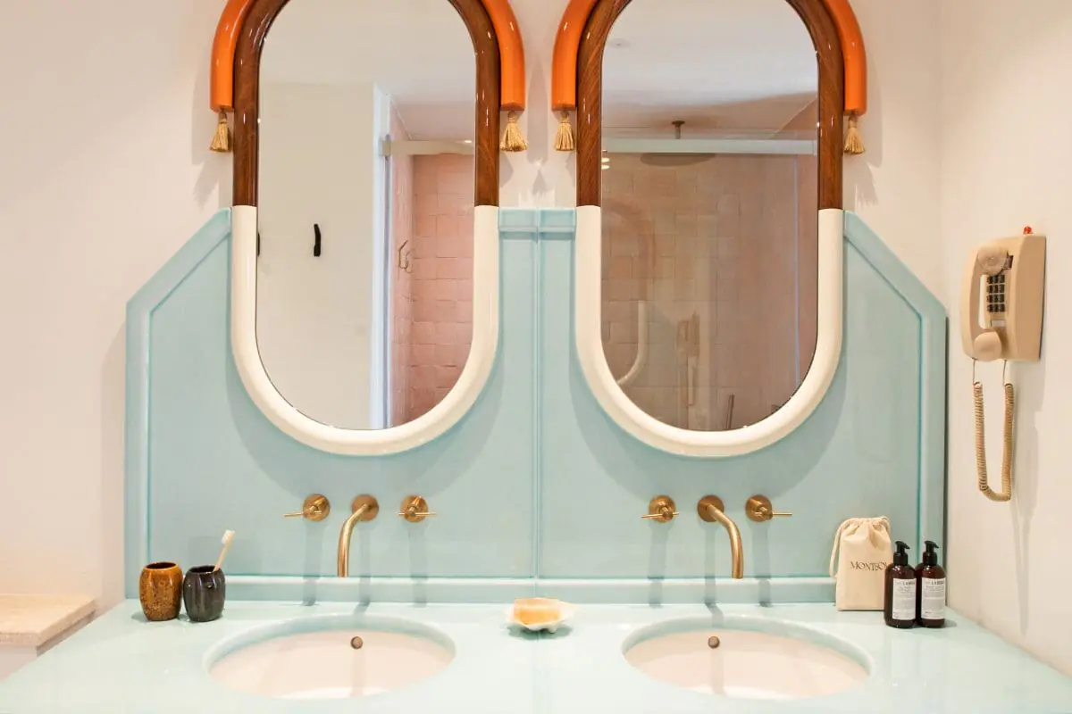 montesol experimental par dorothee meilichzon ibiza 94 Salle de bain à double vasque du Montesol Experimental