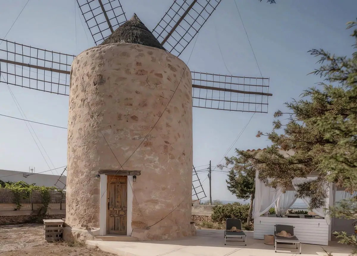moulin formentera nuit insolite Moli Los Cuatro Soles 1 Moulin à vent historique transformé en hébergement à Formentera