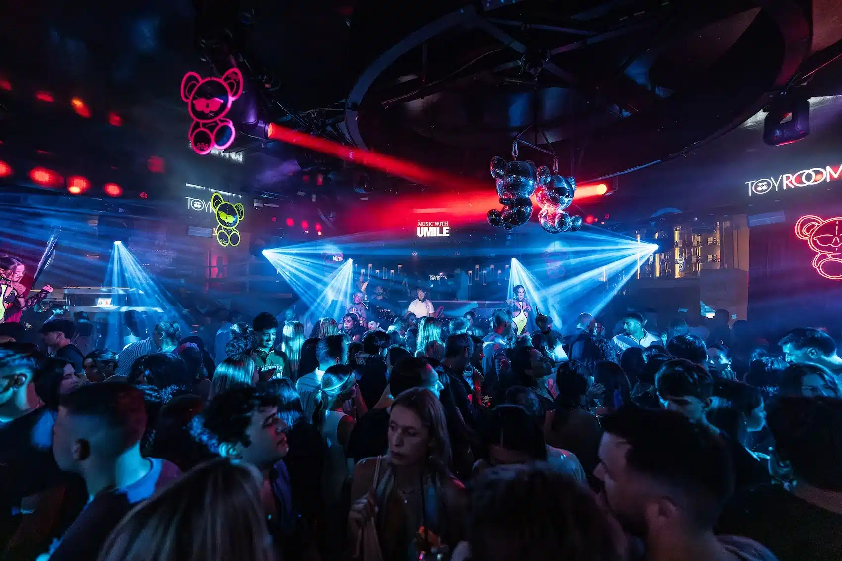 nouvel an lio ibiza piste Piste du Lío Ibiza sous les lumières bleues pendant la fête après minuit