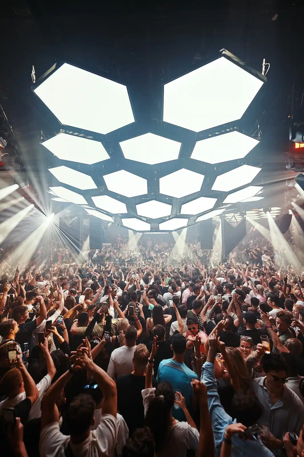nouvel an pacha ibiza music on Foule sous les lumières du Pacha Ibiza pendant une soirée Music On de Marco Carola