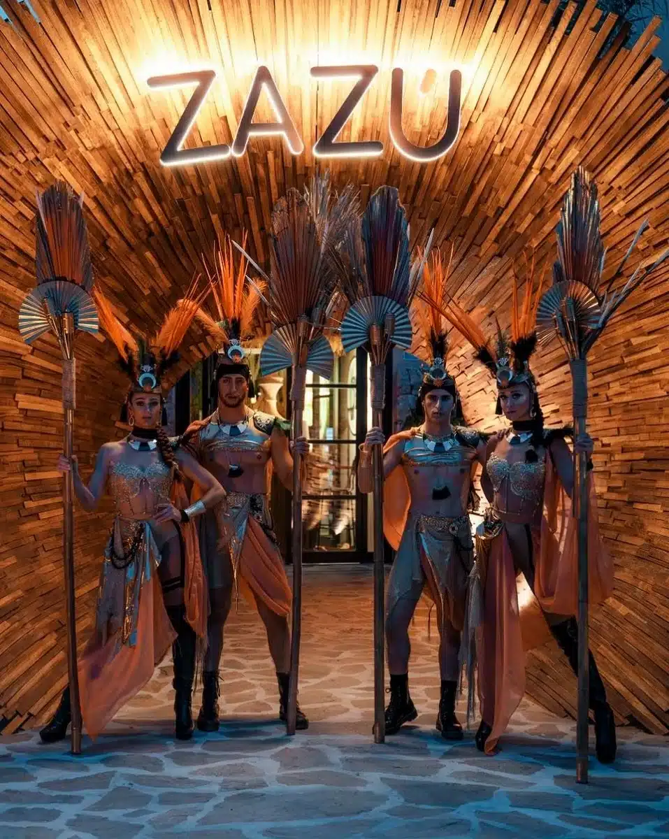 nouvel an zazu ibiza spectacle Danseurs costumés du spectacle du restaurant Zazú Ibiza à Playa d'en Bossa