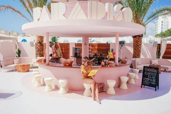 paradisio ibiza hotel Bar circulaire rose et piscine du Paradiso Ibiza Art Hotel