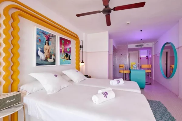 paradisio ibiza hotel2 Chambre aux couleurs pop et miroir rond du Paradiso Ibiza Art Hotel