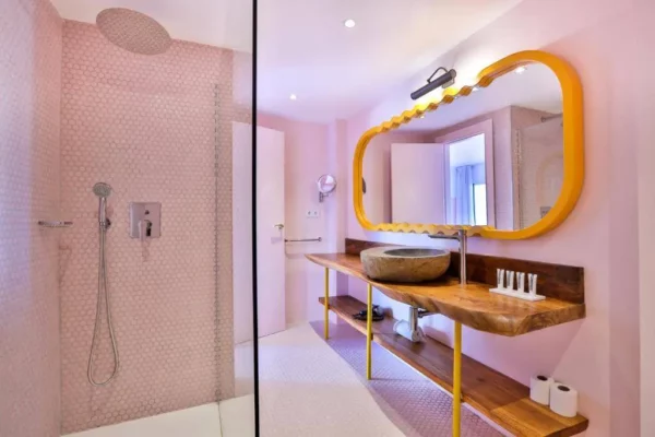 paradisio ibiza hotel3 Salle de bain rose et miroir jaune du Paradiso Ibiza Art Hotel